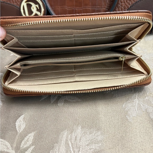 Elegant Brown Crocodile Embossed Satchel and Wallet Set - Picture 11 of 12